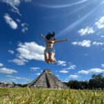 chica saltando en chichen itza