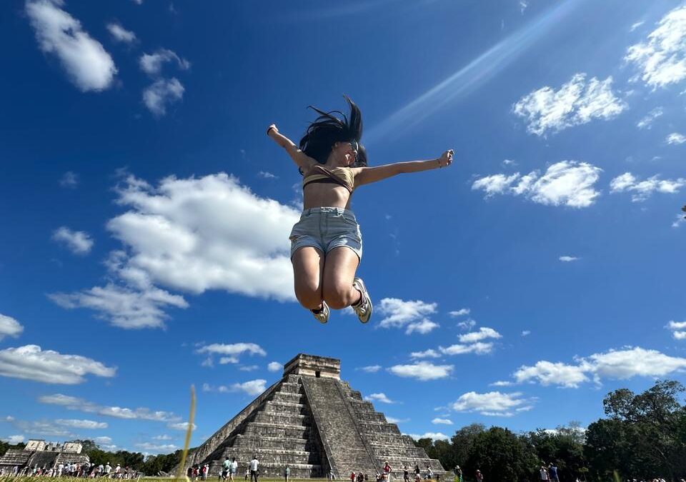 chica saltando en chichen itza